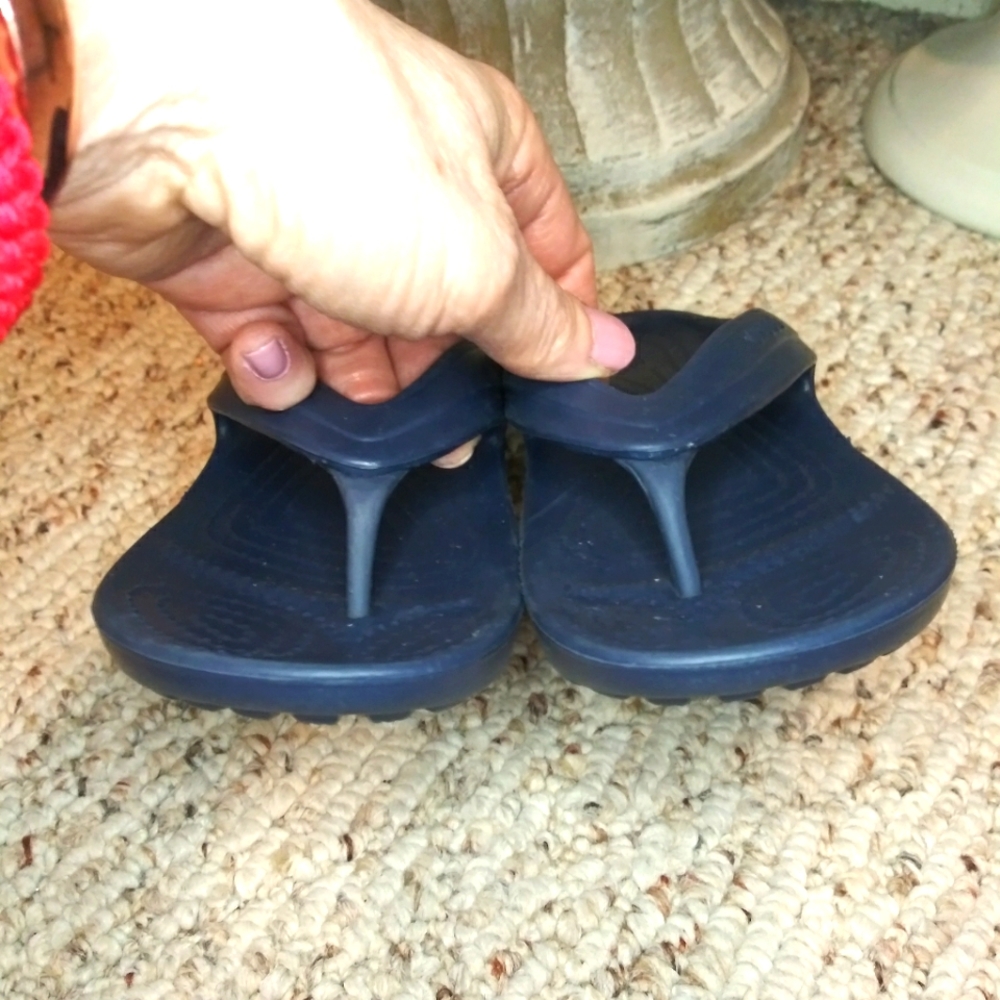 CROCS Child's Classic Navy Flip-Flop Sandals - Picture 5 of 9
